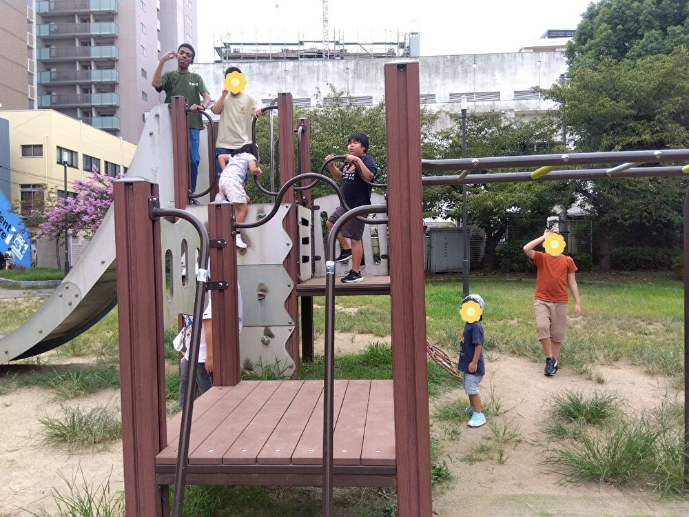 大阪市浪速区の放課後等デイサービスオハナピース大阪日本橋のミノムシ作りと公園に外出